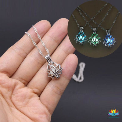 Pendentif Lotus brillant dans le noir
