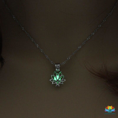 Pendentif Lotus brillant dans le noir