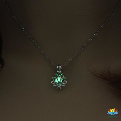 Pendentif Lotus brillant dans le noir