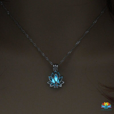 Pendentif Lotus brillant dans le noir