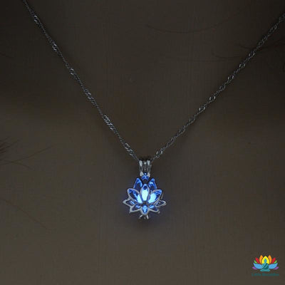 Pendentif Lotus brillant dans le noir
