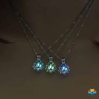Pendentif Lotus brillant dans le noir